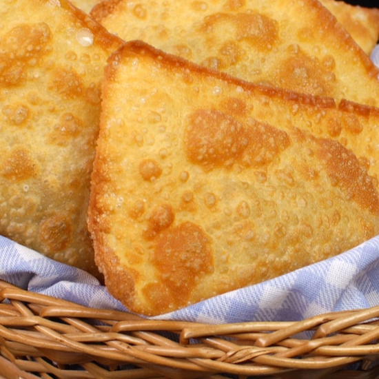 massa crocante sequinha, 15cm, recheda com frango temperado desfiado.