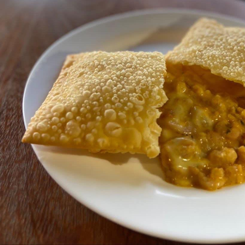 Pastel com recheio de camarão e queijo.