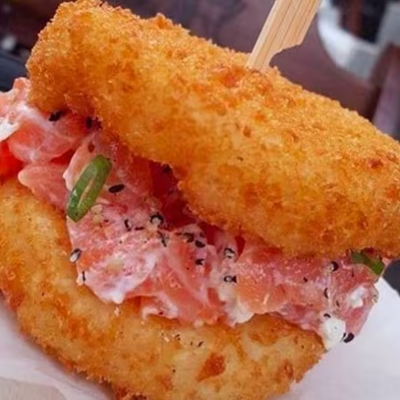 Apresentamos o 'Sushi Burger', uma deliciosa inovação da nossa categoria 'Promoção Imperdível'. Este prato único é composto por um pão de gohan meticulosamente empanado e frito até a perfeição, proporcionando uma textura crocante inigualável. No coração do burger, você encontrará um generoso recheio de salmão suculento e fresco, combinado com um toque cremoso e suave de cream cheese, que derrete na boca. Para finalizar, a cebolinha adiciona um sabor leve e fresco, equilibrando perfeitamente todos os componentes deste prato encantador. Experimente e se apaixone pelo nosso Sushi Burger!