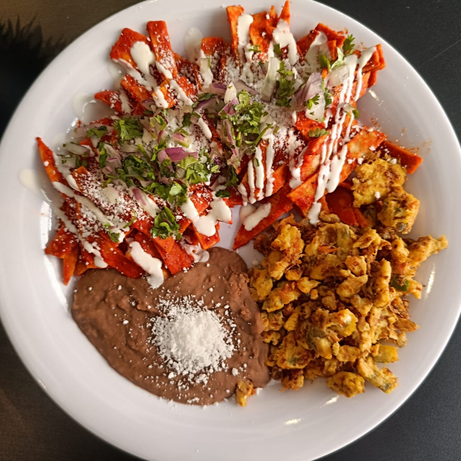 Desayuno de Chilaquiles Rojos Completo