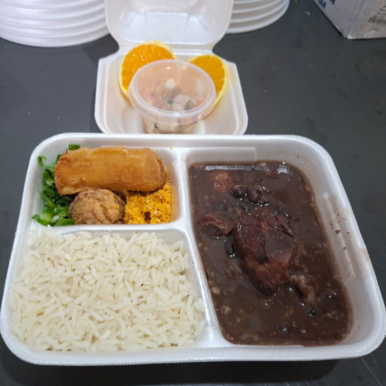 Deliciosa Feijoada Completa, servida com Arroz Soltinho, Torresmo, Couve Refogado, banana milanesa Vinagrete, Farofa, Banana e Laranja