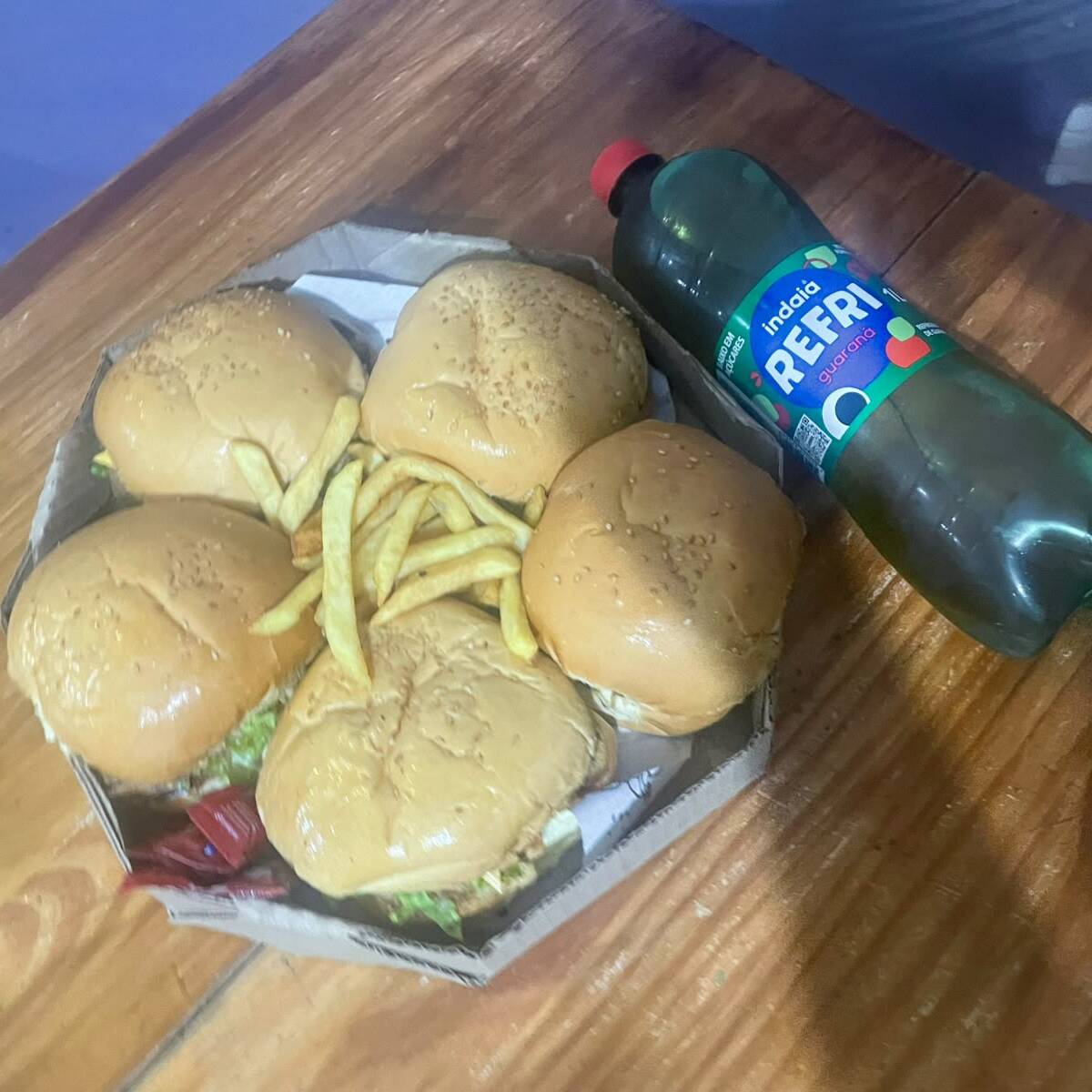🍔 Combo Família
Perfeito para compartilhar! São 5 hambúrgueres com carne industrializada, acompanhados de 200g de batata frita e 1 refrigerante de 1 litro.
⚠️ Importante: os hambúrgueres são feitos com carne industrializada, não sendo hambúrguer artesanal.
Uma opção prática e econômica para toda a família! 😋