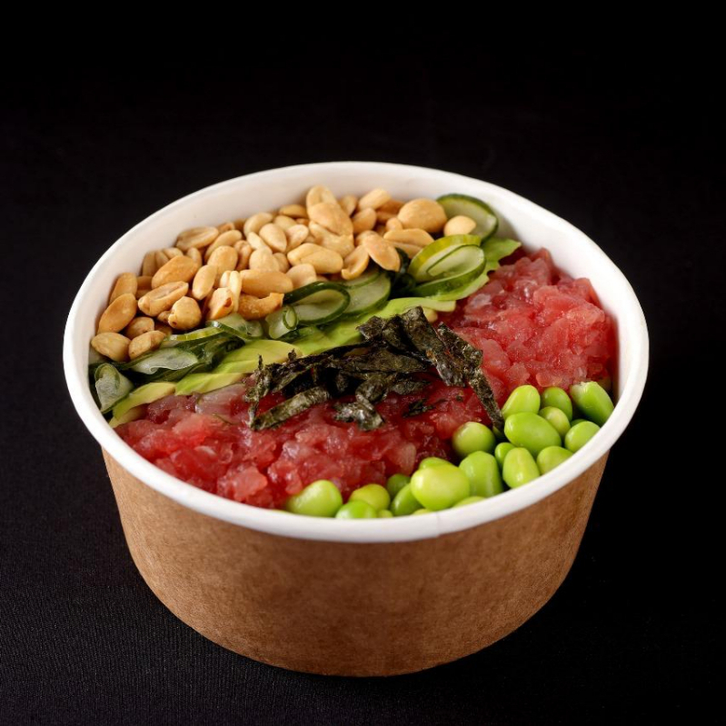 Poke de Tartare de Spicy Tuna com avocado, sunomono e edamame servidos frio, com base de arroz japonês, finalizado com alga nori picada, gergelim torrado, amendoim crocante. Acompanha Molho Ponzo Badapoke.