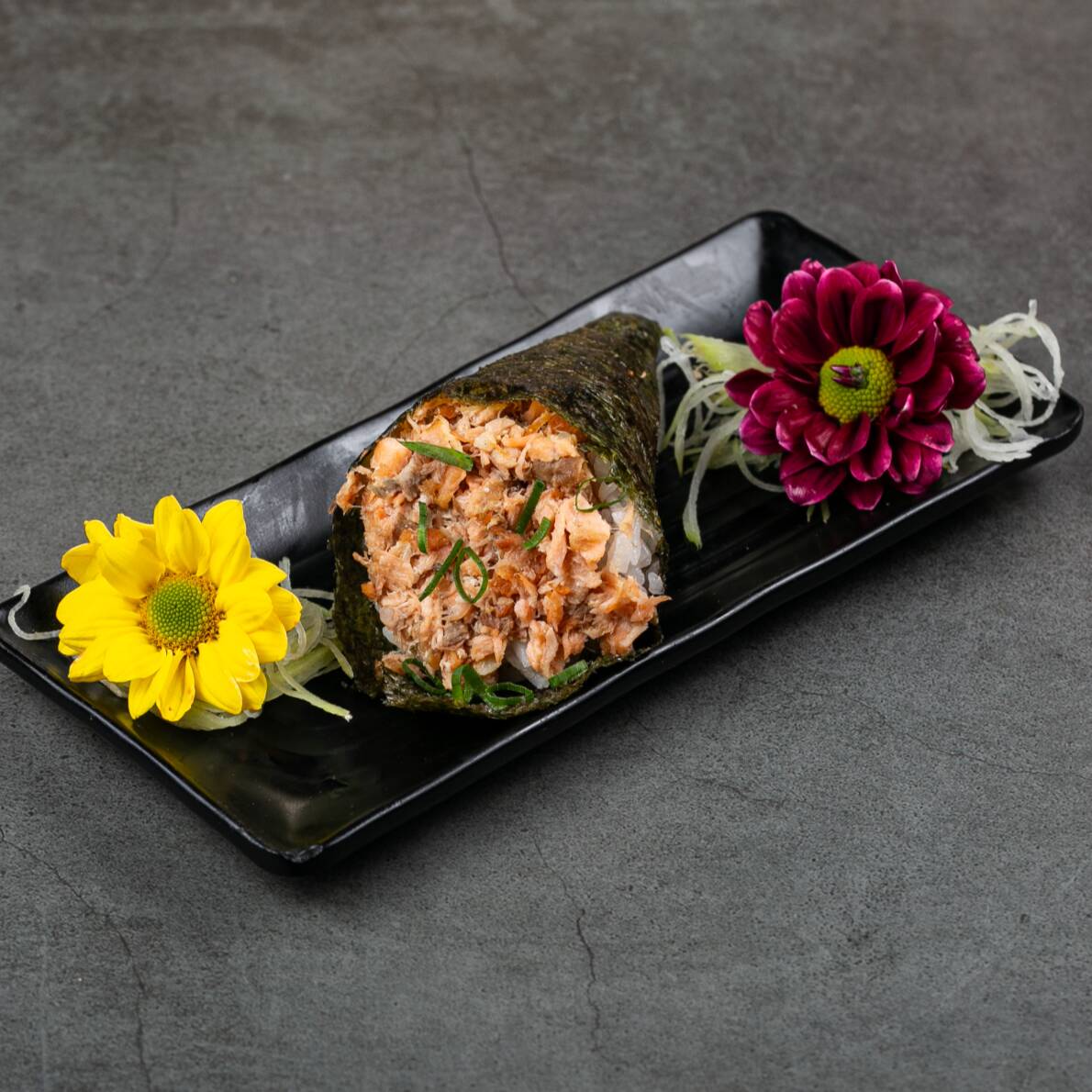 salmão grelhado, arroz e nori