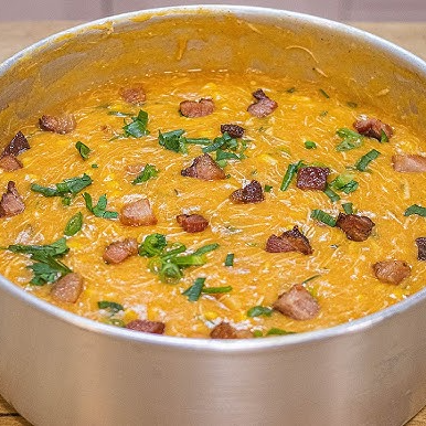 Caldo cremoso e bem temperado, feito com frango desfiado, mandioca, bacon crocante, couve fresquinha, salsa e cebolinha. 500ml, acompanha mini torradas.