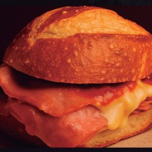 Pão Francês, presunto e queijo minas derretido com casquinha. Quando a fome pede crime.