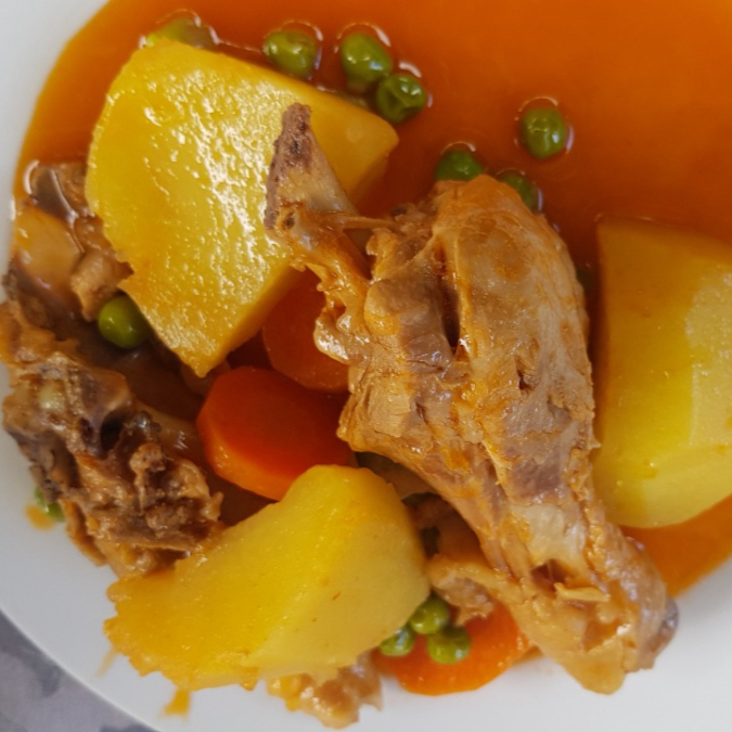 Arroz, farofa e galinha guisada