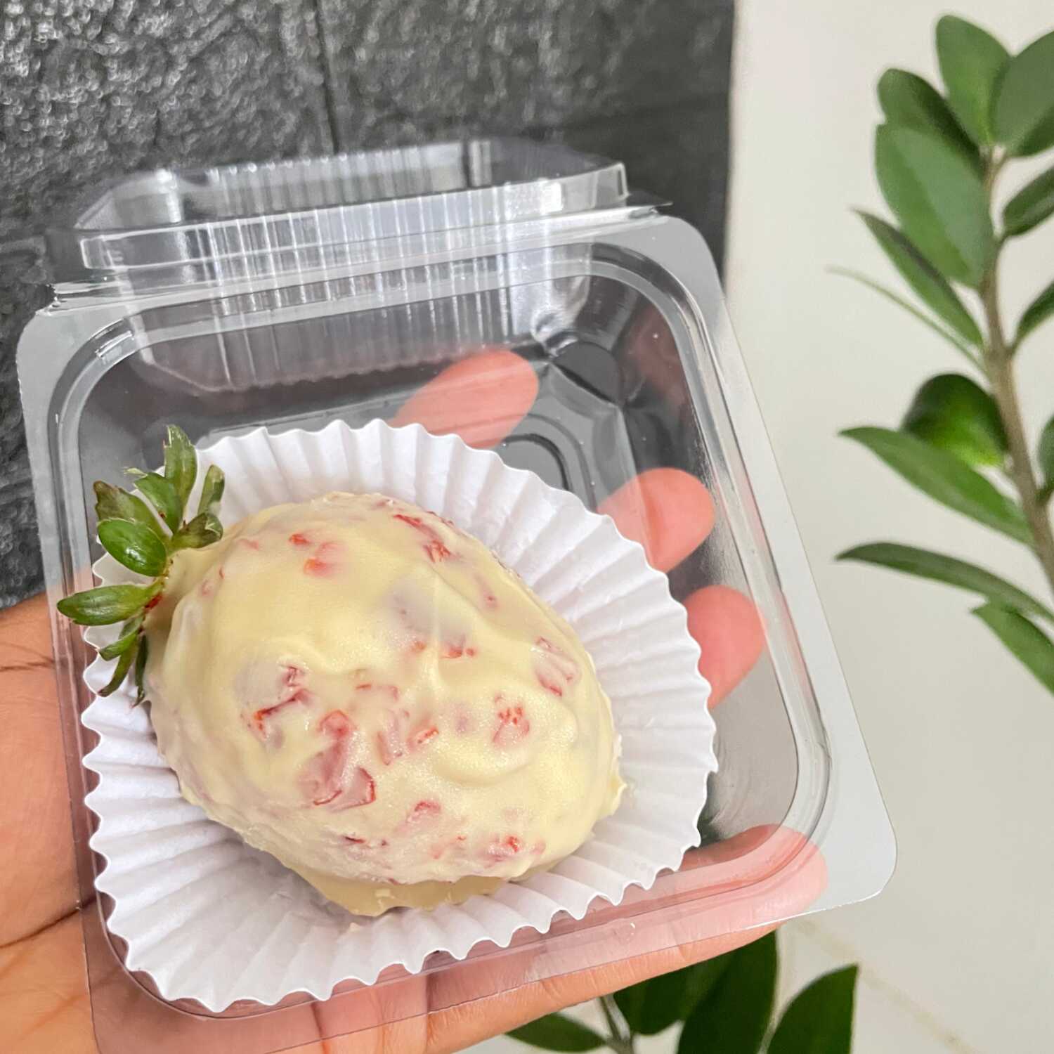 Cravejado com Chocolate Branco
Morango, brigadeiro branco, banhado no chocolate branco e pedaços da calda morango do amor.
