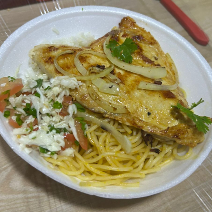 Peito de frango grelhado com tempero da casa, servido com arroz, macarrão, feijão, farofa e vinagrete fresco.