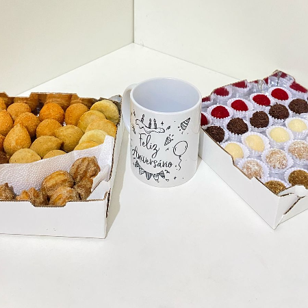30 salgados fritos na hora+ 20 docinhos caseiros + caneca de porcelana personalizada.