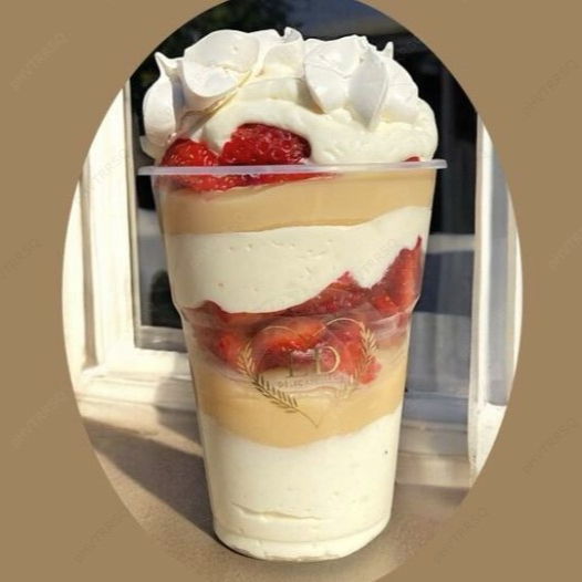 Copo de 200ml com mousse de Ninho, brigadeiro branco, morangos frescos e suspiro. Pra quem gosta de doce leve, não muito doce e refrescante.