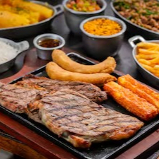 Carne de Sol Angus 800g in natura. Acompanha: Arroz branco, feijão tropeiro, batata frita, banana à milanesa, queijo coalho, paçoca de carne, mandioca cozida e vinagrete.