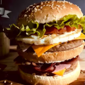 Experimente o sabor irresistível do X-Montanha, uma montanha de sabores em um só lanche! Composto por dois suculentos hambúrgueres, deliciosas fatias de queijo e presunto, um ovo frito dourado, generosas porções de bacon crocante, calabresa levemente picante e fresca salada para equilibrar a experiência. Uma explosão de ingredientes que vão te conquistar em cada mordida!