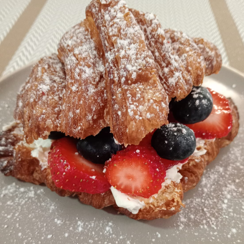 CROISSANT CON PHILADELPHIA Y FRUTOS ROJOS