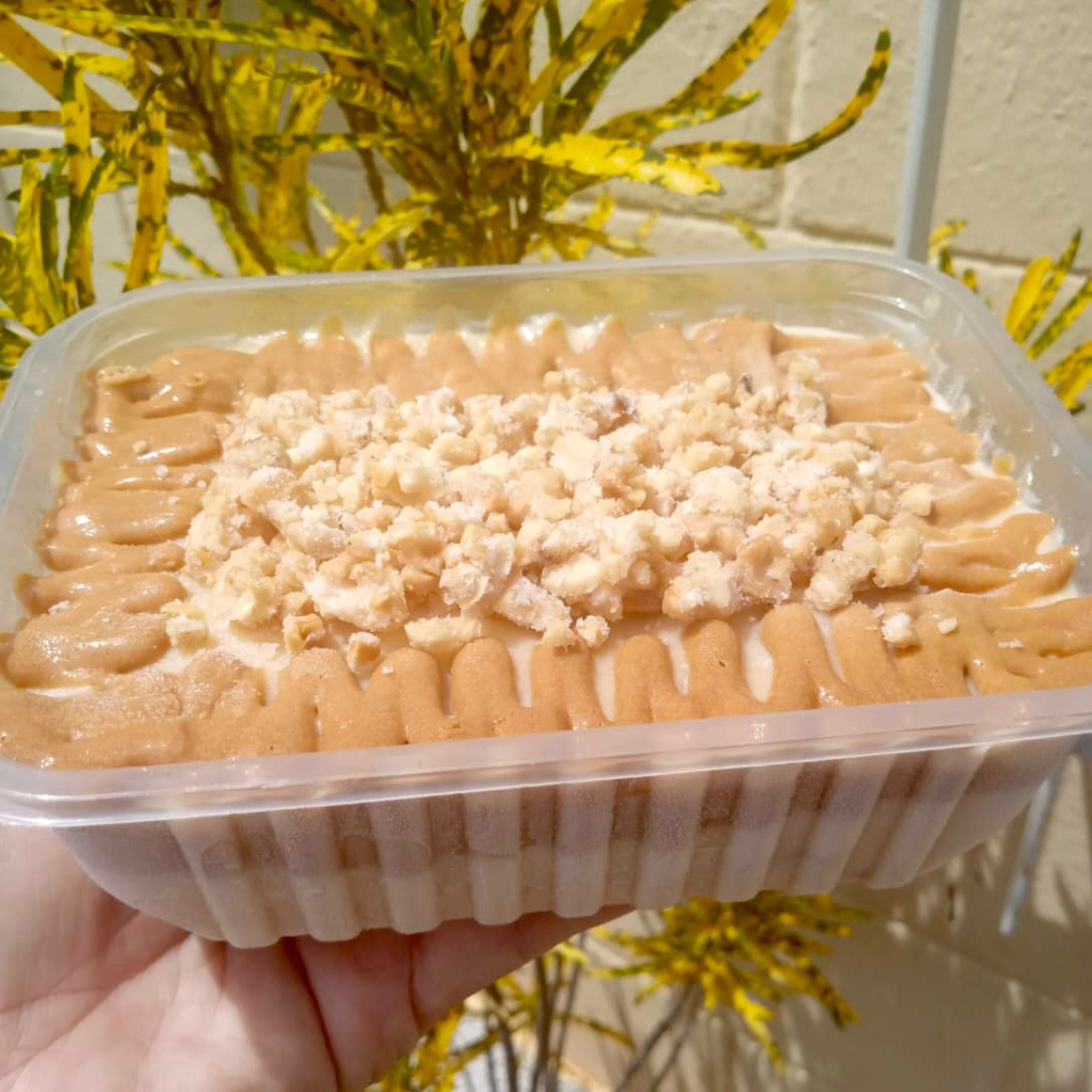 Viciante esse sabor, camada de brigadeiro branco com camadas de biscoitos doce de leite e crocante de amendoim artesanal perfeito.