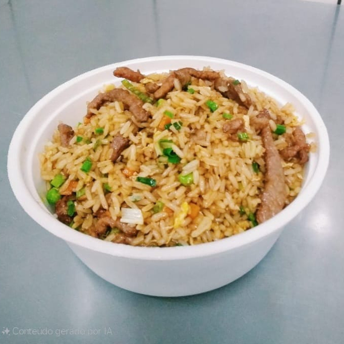 Arroz com carne, ovo mexido, presunto, ervilha, cenoura e cebolinha ão molho shoyu.