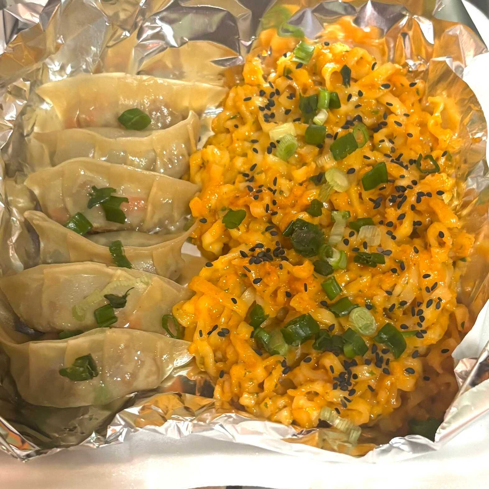 Platillo Ramen y gyozas