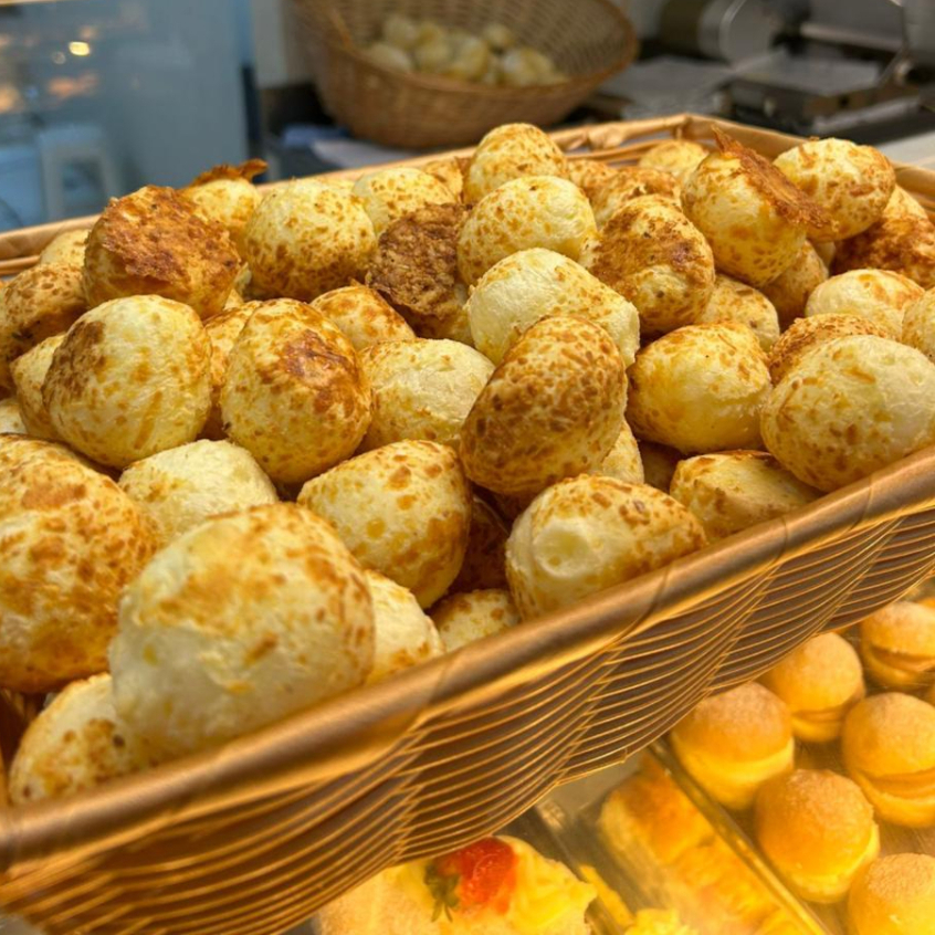Pão de queijo artesanal feito com queijo parmesão de verdade, crocante por fora e super macio por dentro. Sabor marcante, textura irresistível e perfeito para qualquer hora do dia!