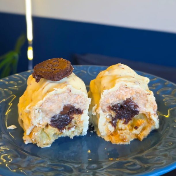 massa choux, recheada com brownie, caramelo, nutella e mouse de avelã, coberta com chocolate branco e avelã.