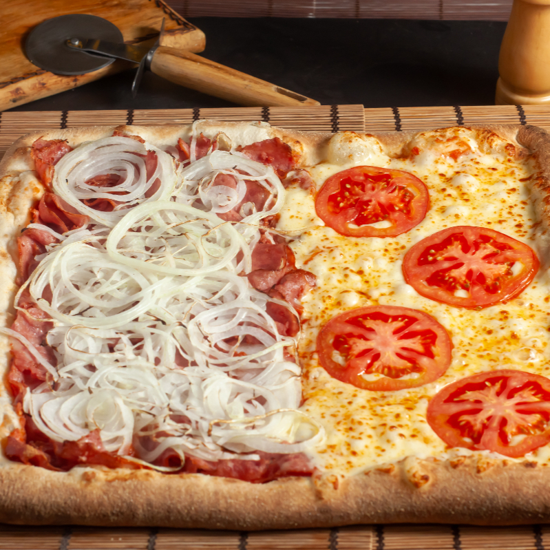 Combo completo, pizza grande metade calabresa acebolada e metade muçarela mais Coca-Cola 2 L mais pizza doce individual de 25 cm sabor brigadeiro.