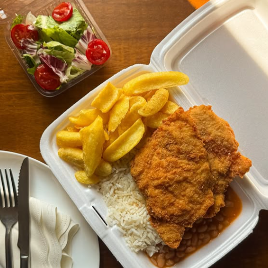 Arroz, feijão, fritas e um crocante file de frango a milanesa