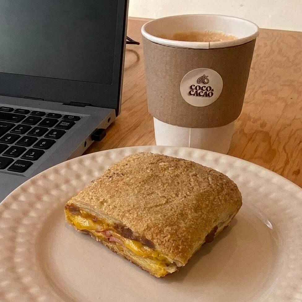 Paquete Hojaldra de Jamón + Bebida Caliente