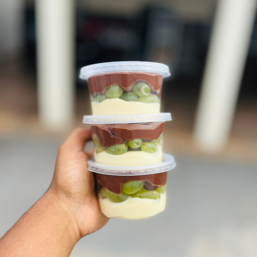 Um delicioso bombom de uva de ninho com brigadeiro