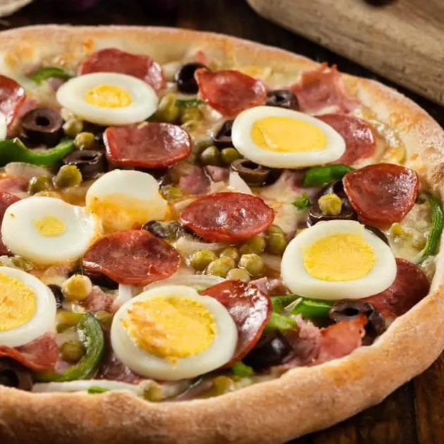 Massa, Molho, Mussarela, Presunto, Tomate, Cebola, Pimentão, Ovos, Azeitona, Milho e Orégano. Estoque