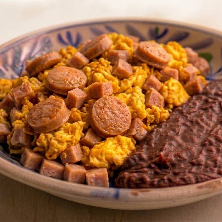 huevos revueltos con salchicha