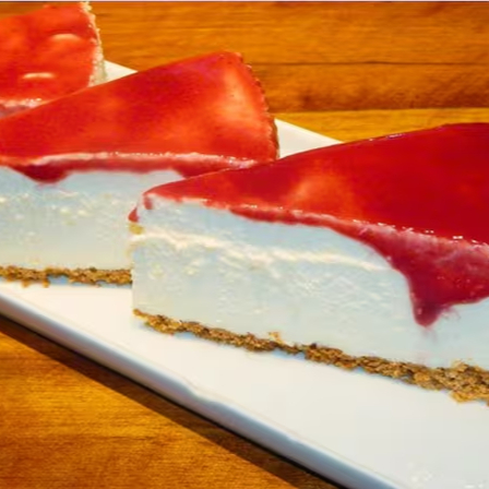 Cheesecake com calda de frutas vermelhas.