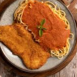Delicioso filé de frango empanado na massa crocante e dourada, acompanhado de macarrão espaguete ao molho de tomates caseiro e saboroso. Uma combinação perfeita de frango e massa, com o autêntico sabor de comida caseira que conquista todos os paladares!