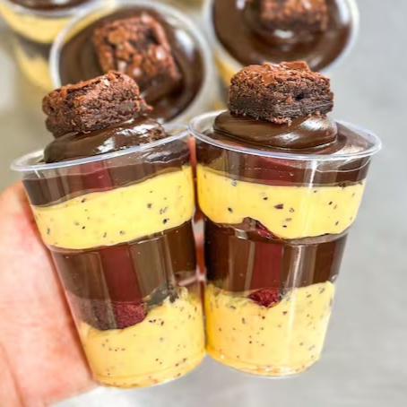Aquele brigadeiro super cremoso de maracujá com pedaços de brownie e brigadeiro gourmet.