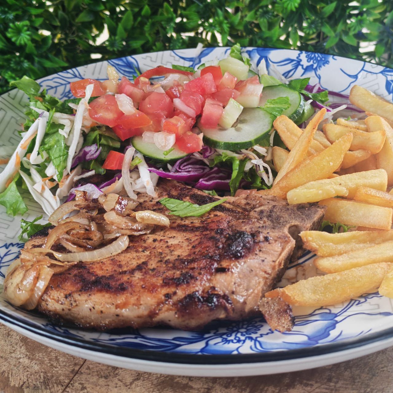 Chuleta+ Ensalada+ Papas Fritas
