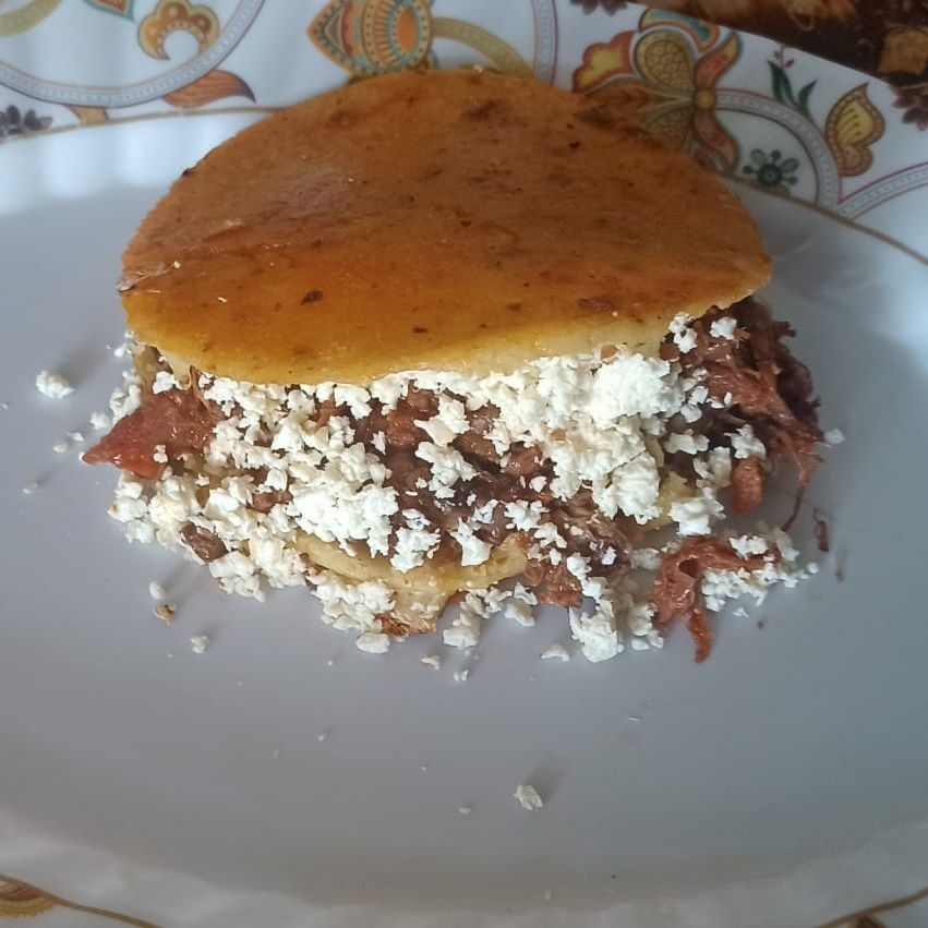 Gordita de chicharrón con birria y queso