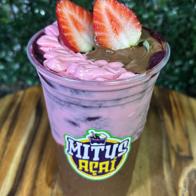 Açaí cremoso com creme de morango, creme de avelã e morangos no topo. A combinação perfeita existe e está dentro desse copo.