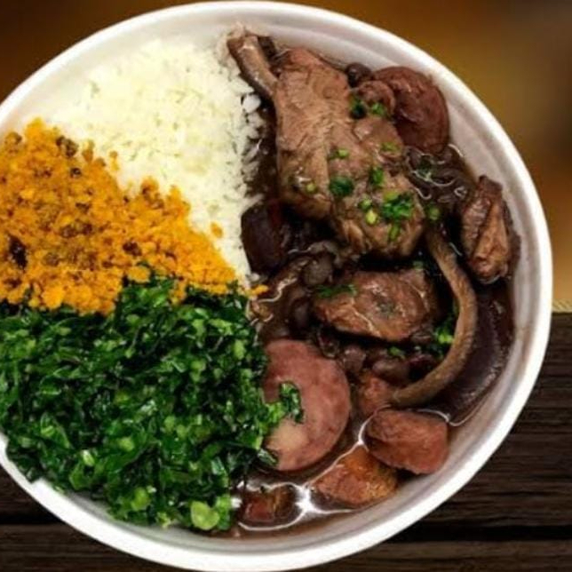 Acompanha, Feijoada, completa,arroz, torresmo frito, couve refogado e farofa da casa