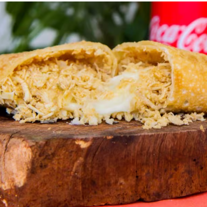 Frango desfiado com catupiry, cremosidade na medida certa e recheio bem servido.