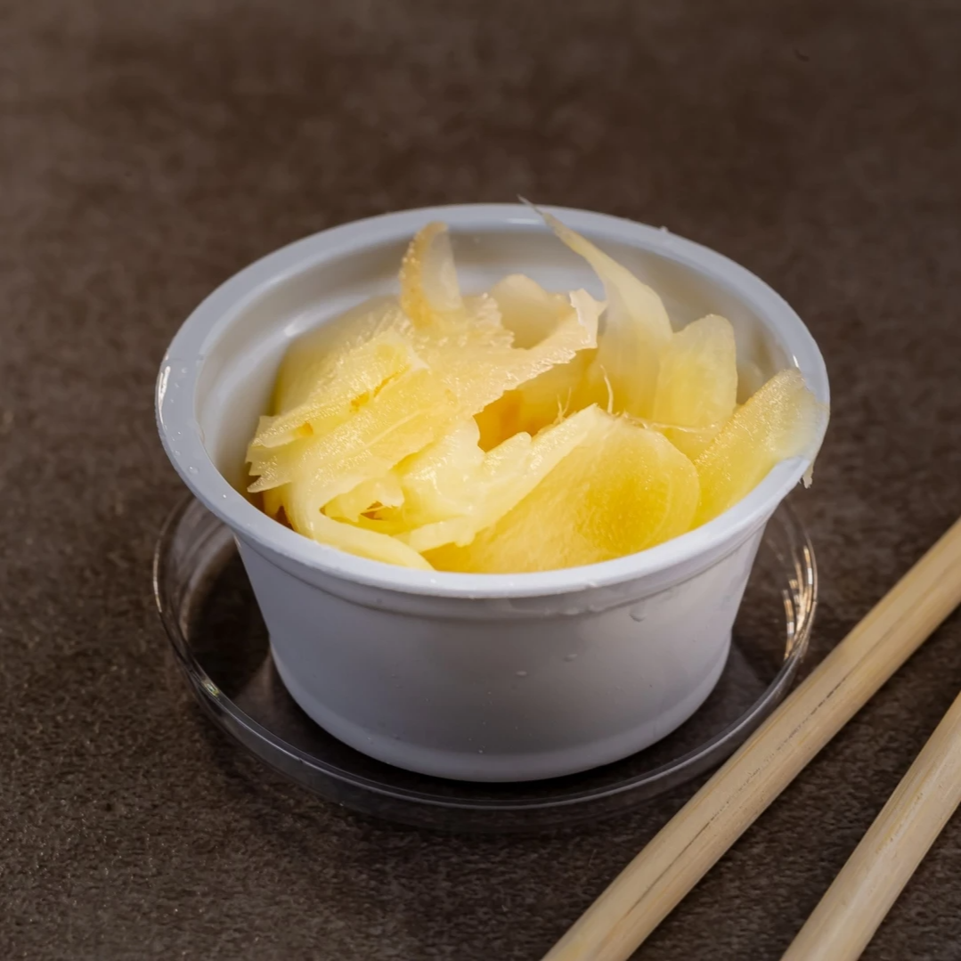 O gengibre no sushi serve para limpar o paladar entre uma peça e outra, neutralizando os sabores e preparando a boca para apreciar o próximo sabor, além de ter propriedades digestivas e refrescantes..