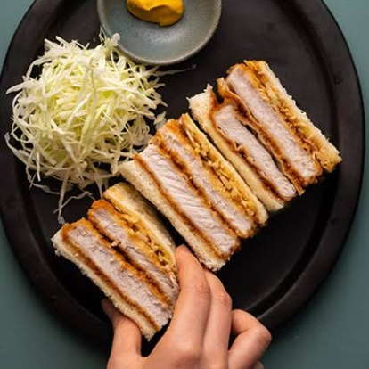 Esse é o Katsu Sando, o sanduíche queridinho dos nossos clientes. E agora, em uma super oferta especial com coca cola lata 350ml grátis.