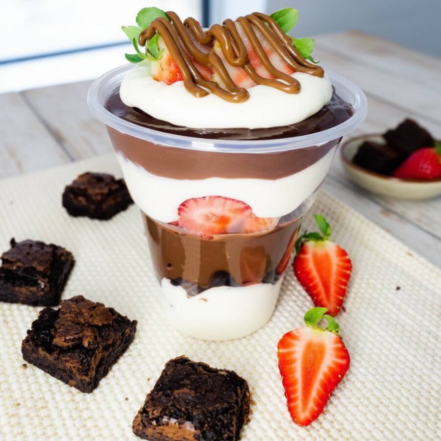 Delicioso mousse artesanal de Ninho, pedaços de brownie artesanal de chocolate, creme de brigadeiro cremoso, morangos e fios de Nutella na finalização. (400ml)