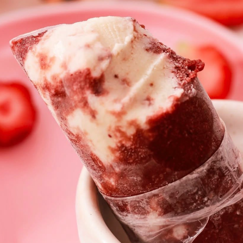 Feito com uma geleia de morango e uma base super cremosa de leite ninho!