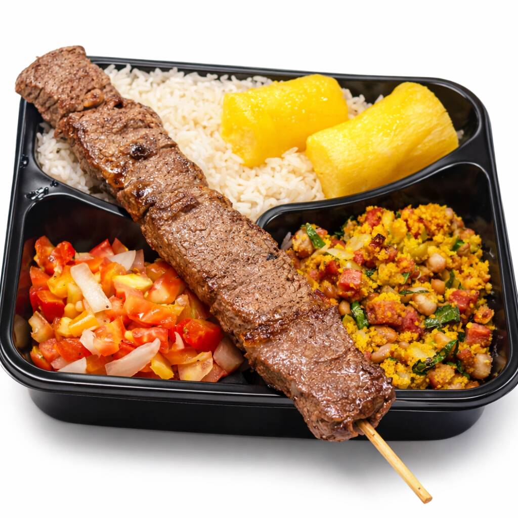 Arroz soltinho, feijão temperado, mandioca cozida, vinagrete fresquinho e espeto suculento na brasa 😋 👉 Porção caprichada, ideal pra matar a fome sem pesar no bolso!