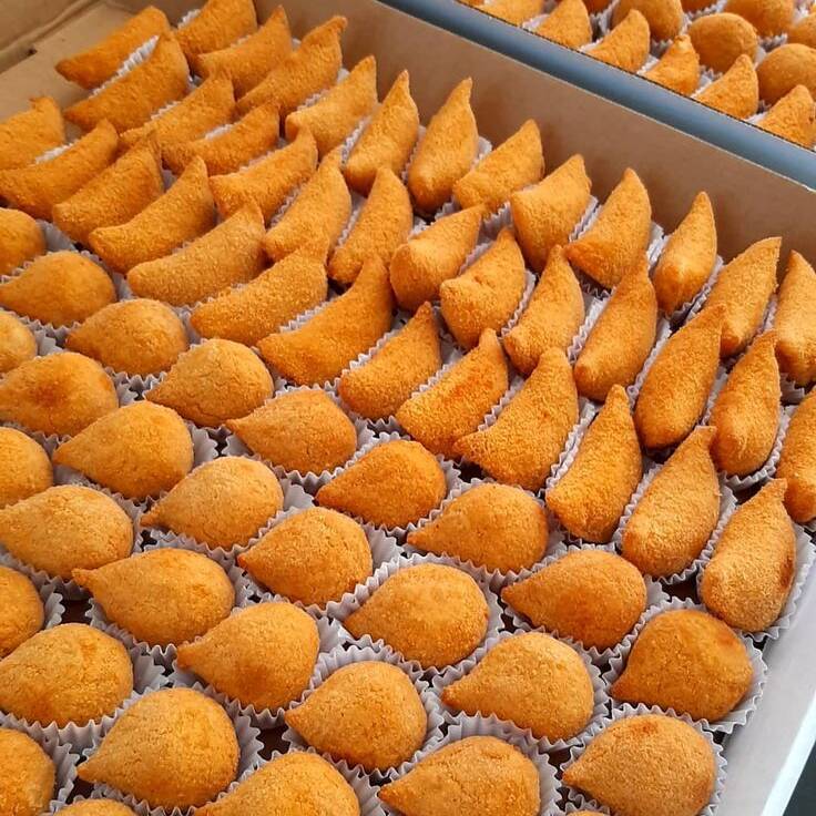 100 salgados variados, crocantes e recheados, ideais para aniversários, festas e eventos. Variedade: coxinhas de frango, maravilhas (bolinhas de presunto e mussarela), risoles de milho, kibes, enroladinhos de salsicha, travesseirinhos de carne e mini churros.