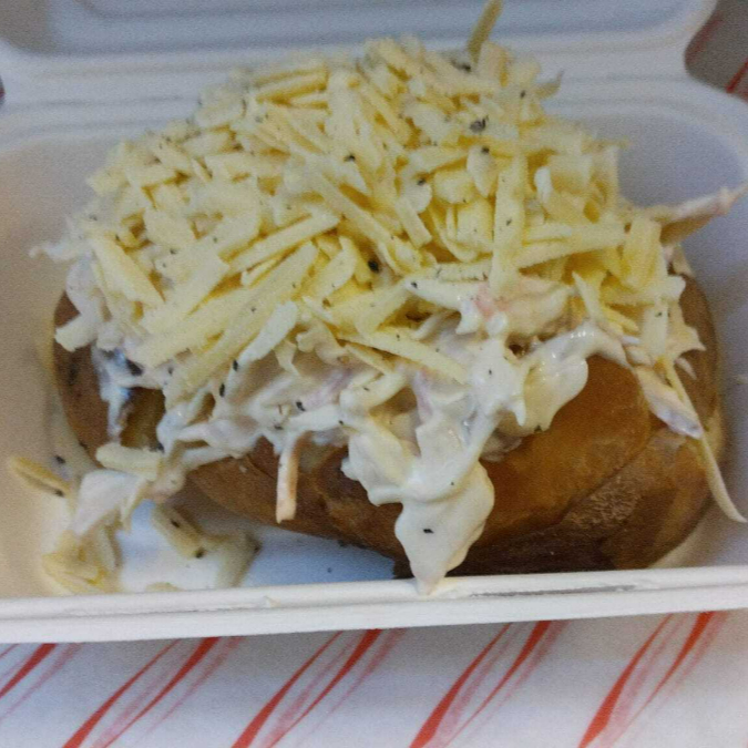 Frango desfiado bem temperado, coberto com purê de batata e finalizado com queijo minas derretido.