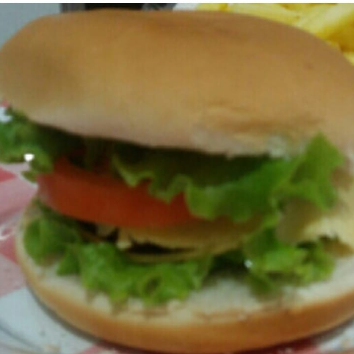 CLONE DE PÃO BOLA, HAMBURGUER, OVO, PRESUNTO, SALADA, BATATA PALHA E CREME ESPECIAL