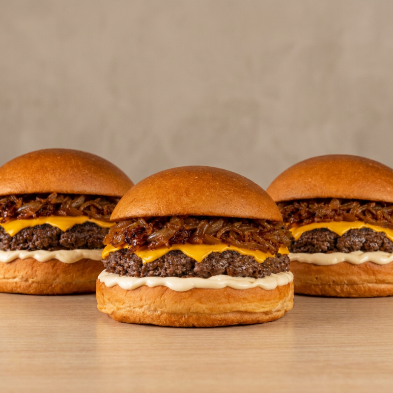 ATENÇÃO À DESCRIÇÃO!! Leve essa promoção com 3 Burgers Artesanais de 80g defumados, queijo cheddar, Maionese deliciosa no pão BriOCHE E CEBOLA CARAMELIZADA. Esse combo é sucesso!! *NÃO RECEBA PEDIDO VIOLADO!*