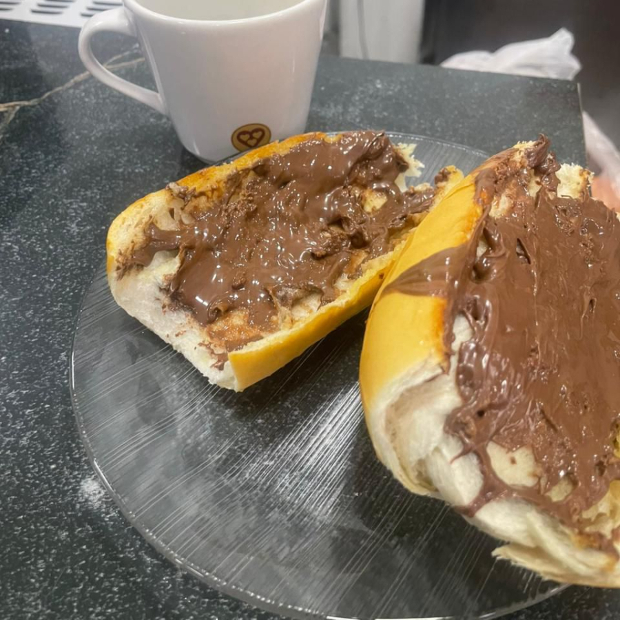 Pão na chapa com manteiga, saída de nutella