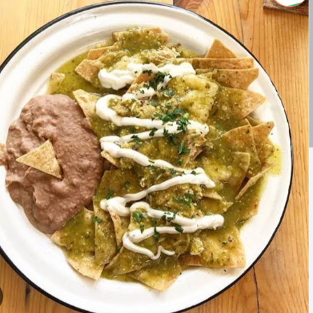 CHILAQUILES RANCHEROS ( Pechuga de Pollo) ).