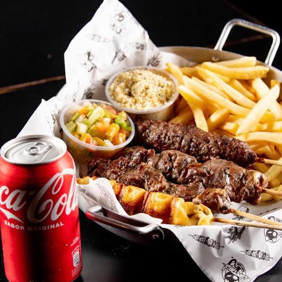 2 espetinhos + batata frita + molho vinagrete+ farofa.