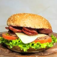 Hambúrguer artesanal, calabresa, maionese, alface, tomate, milho, queijo e presunto